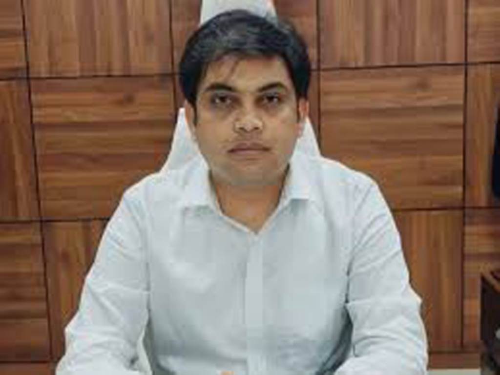 DC Dr Rahul Narwal Issues ShowCause Notice to Municipal Council EO and Secretary for Absence from Meeting